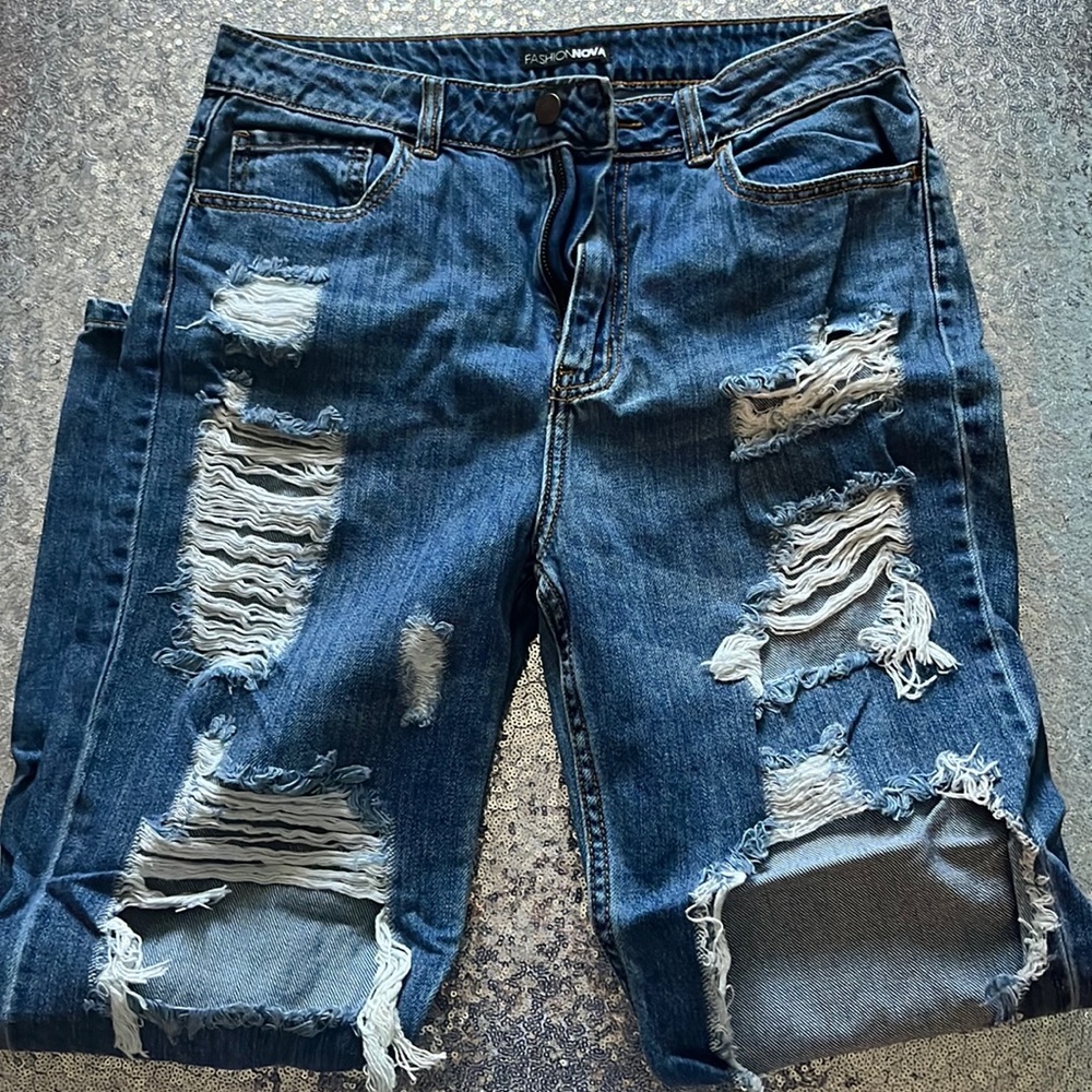 Fashion nova heavily distressed jeans size 7
